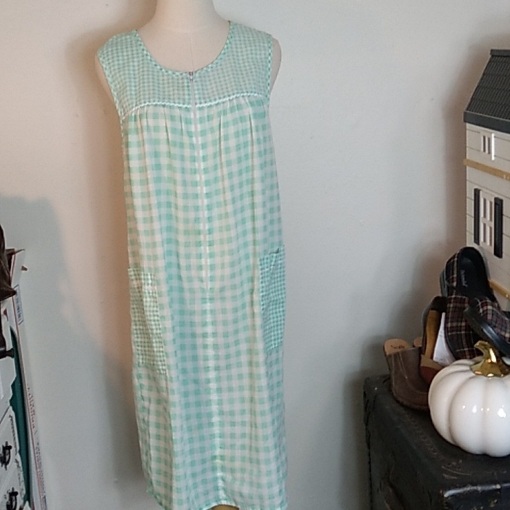 Vintage grandma 👵granny chic nightgown